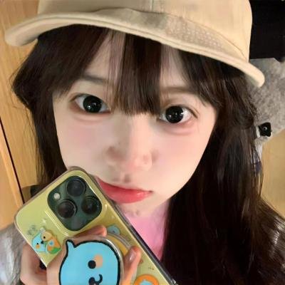 戴流苏耳环的少女